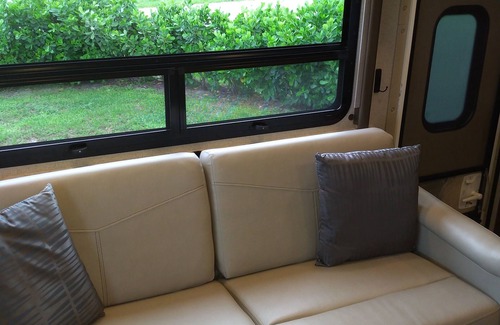 Juno Ridge Haus | Cozy RV with AC and WiFi North Palm Beach - 1 mile to beach