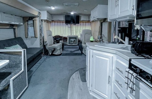 Waldo Haus | Cozy RV with HOT TUB