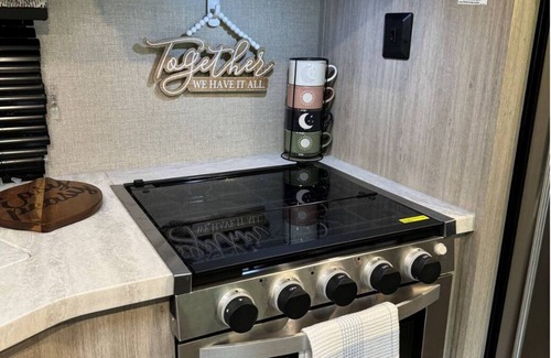 Goreville Wohnmobilvermietung | Cozy RV with Master & Bunk Room in Goreville, IL a few steps from Lake of Egypt!