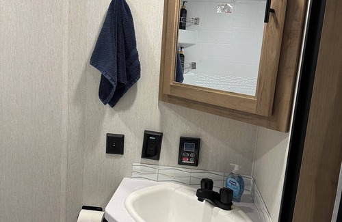 Fleming Haus | Cozy RV with WiFi, TV, and fireplace in charming Midway