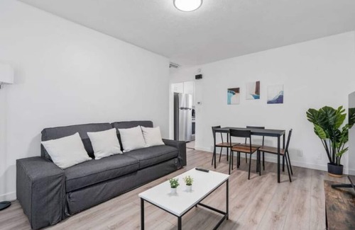 Sugar House Wohnung | Cozy Salt Lake Getaway - Desk w/ Monitor !