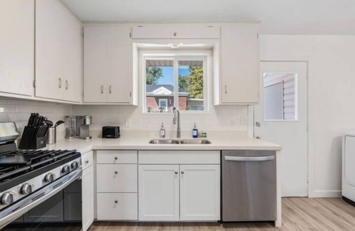 Sugar House Wohnung | Cozy Salt Lake Getaway - Desk w/ Monitor !