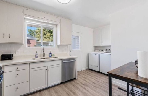 Sugar House Wohnung | Cozy Salt Lake Getaway - Desk w/ Monitor !