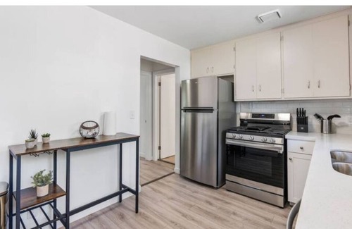 Sugar House Wohnung | Cozy Salt Lake Getaway - Desk w/ Monitor !