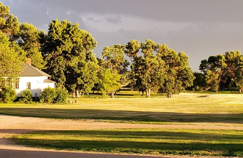 Barnes County Kabine | Cozy schoolhouse cabin in lovely Valley City with AC, WiFi, pet friendly.