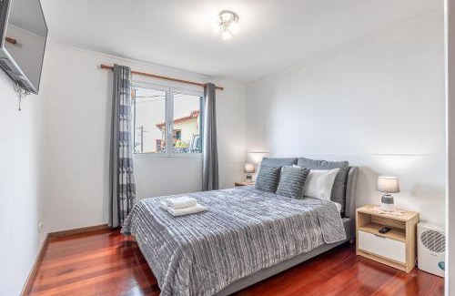Canico Wohnung | Cozy Seaside Cottage Ocean Views and Near Beach