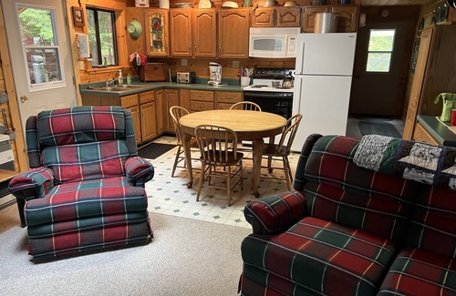 Bowerbank Hütte | Cozy Sebec Lake front cabin with dock and fire pit