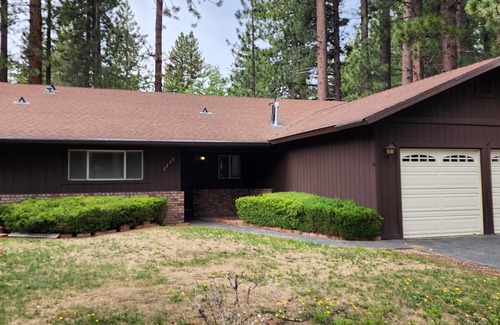 Tahoe Island Haus | Cozy Ski retreat in South Lake Tahoe. Close to Heavenly Village and Tahoe Keys!