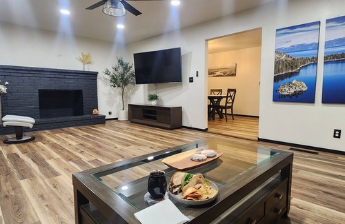 Tahoe Island Haus | Cozy Ski retreat in South Lake Tahoe. Close to Heavenly Village and Tahoe Keys!