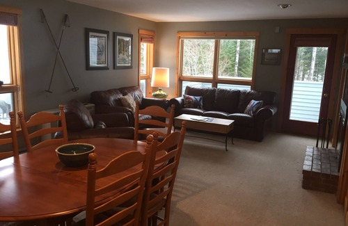 Carrabassett Valley Eigentumswohnung | Gemütliche Snowbrook 4 BR Condo - Ski in - Ski out