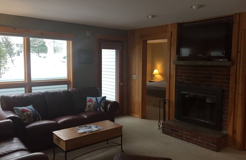 Carrabassett Valley Eigentumswohnung | Gemütliche Snowbrook 4 BR Condo - Ski in - Ski out