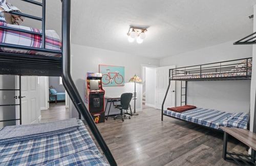 Sandy Wohnung | Cozy Stay w/ Bunk Bed and Game Room