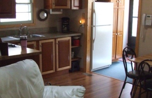 Deadwood Kabine | COSY STREAM-SIDE CABIN ZENTRAL IN DEN SCHWARZEN NORDHÜGELN