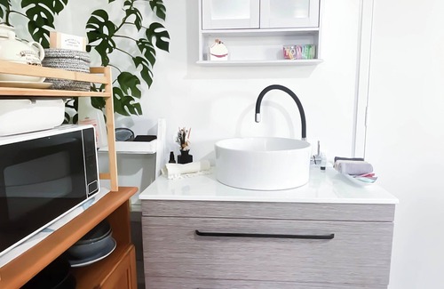 Tirohanga Wohnung | 5 min walk to beach. Bed & Breakfast in Self Contained Studio with Outdoor Bath