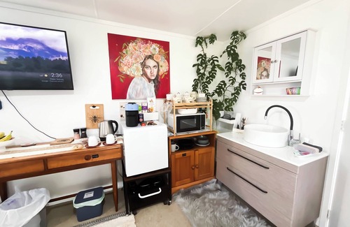 Tirohanga Wohnung | 5 min walk to beach. Bed & Breakfast in Self Contained Studio with Outdoor Bath