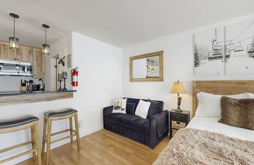 Truckee Wohnung | Cozy studio condo with kitchenette, deck, WiFi, & nearby activities