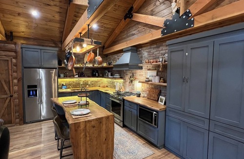 Poplar Bluff Wohnung | Cozy Studio Log Cabin with Hot Tub!