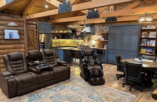 Poplar Bluff Wohnung | Cozy Studio Log Cabin with Hot Tub!