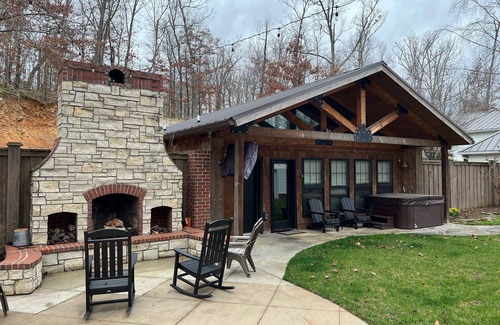Poplar Bluff Wohnung | Cozy Studio Log Cabin with Hot Tub!