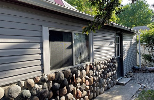 Oscoda Wohnung | Cozy studio with AC and WiFi. Central for tourist sites in Oscoda. family of 4.