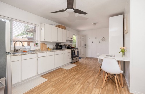 Grants Pass Wohnung | Cozy studio with private fenced backyard- walking distance to hospital