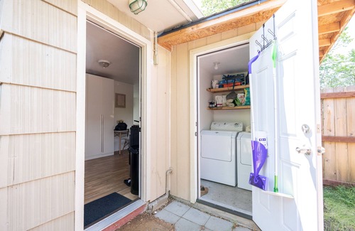 Grants Pass Wohnung | Cozy studio with private fenced backyard- walking distance to hospital