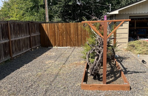 Grants Pass Wohnung | Cozy studio with private fenced backyard- walking distance to hospital