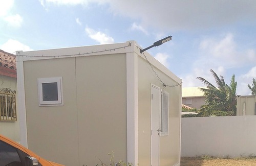 Tanki Leendert Wohnung | Cozy studio with WiFi and AC in tranquil Noord