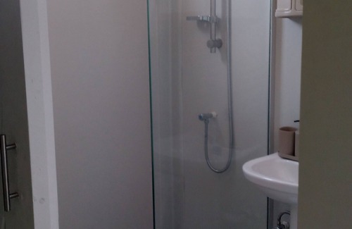 Tanki Leendert Wohnung | Cozy studio with WiFi and AC in tranquil Noord