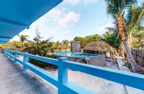 Caye Caulker Haus | Gemütliche Suite mit Gemeinschaftspool, Sonnenterrasse und Inselblick - direkt am Radweg