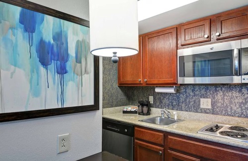 Lexington Hotel | Cozy Suites near Fayette Mall, University of Kentuck | Free Breakfast & Parking