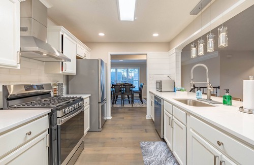 Lawrenceville Haus | Cozy Sweet Peach 4 BR 3 BA with Bonus Room & Screened Porch - Pet Free home