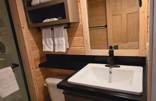 Page Kabine | Cozy Tiny Home King Room #16A