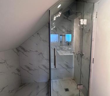 Auckland Haus | Cozy Top-Floor Stay with Private Bathrooms & Free Parking