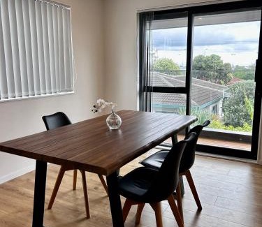 Auckland Haus | Cozy Top-Floor Stay with Private Bathrooms & Free Parking