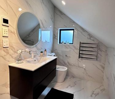 Auckland Haus | Cozy Top-Floor Stay with Private Bathrooms & Free Parking