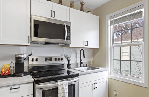 Memphis Haus | Cozy Townhome in Midtown Memphis for Two