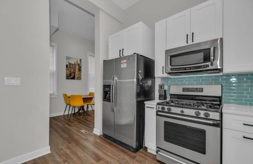 North Center Wohnung | Cozy Train Vibes + Rare Parking x3