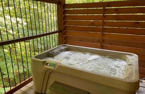 Millersburg Kabine | Cozy Treetop Getaway with Hot Tub
