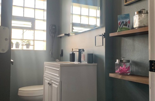 Jennings Haus | Cozy two bedroom house with a splash of style