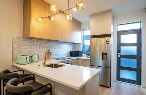 Flat Bush Haus | Cozy Two- Bedroom Townhouse with garden Unit 17