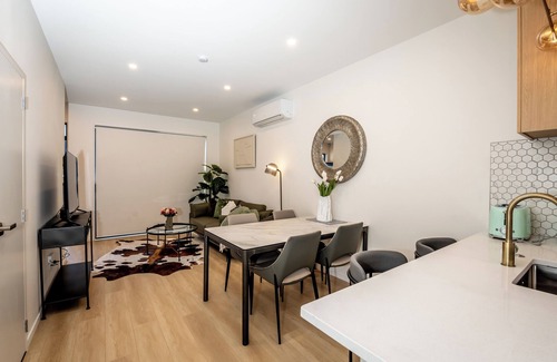 Flat Bush Haus | Cozy Two- Bedroom Townhouse with garden Unit 17