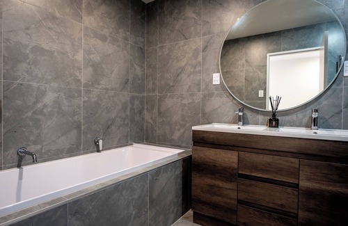 Flat Bush Haus | Cozy Two- Bedroom Townhouse with garden Unit 17