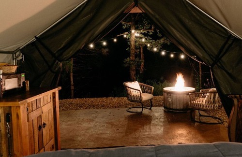 Branson Haus | Cozy Unique Glamping, Bedrock Ozark Mountain Adventure
