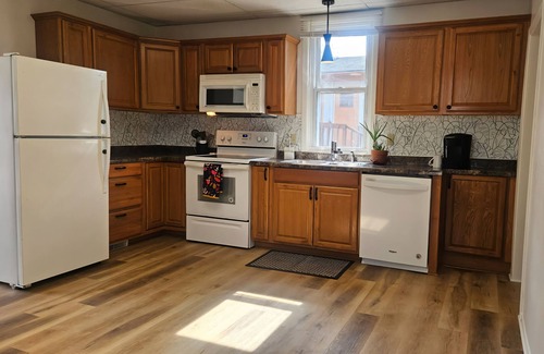 Norwood Haus | Cozy updated 3-bedroom house, pet friendly, wifi, covered porch, firepit & yard!