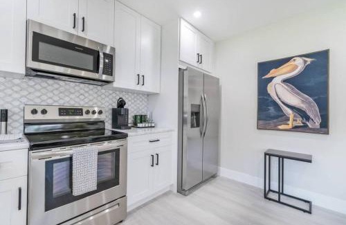 Lake Ridge Haus | Cozy Victoria Park Retreat Unit 3 - Las Olas Beach