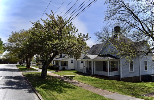 Morganton Haus | Cozy Victorian in the Center of downtown Morganton (Dog Friendly!)