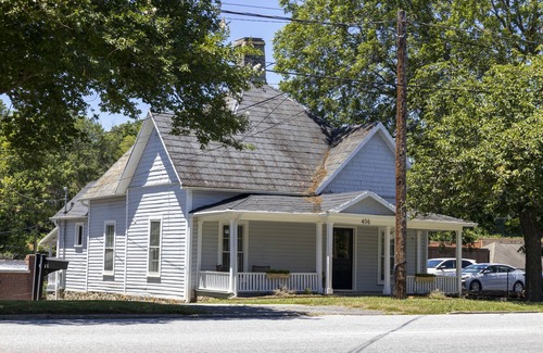 Morganton Haus | Cozy Victorian in the Center of downtown Morganton (Dog Friendly!)
