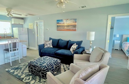 Shoreline Park Haus | Cozy water front home with a swimming pool near beaches and Old Town BSL!
