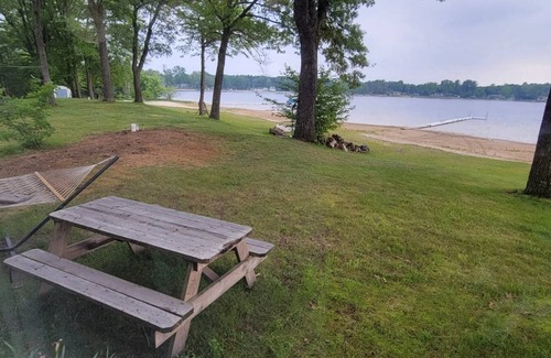 Twin Lake Hütte | Cozy Waterfront Comfy Cottage With Lakeside Fire Pit - Close to Lake Michigan